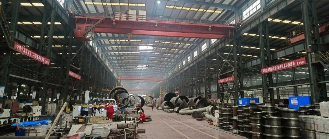 【現(xiàn)場辦公】化機(jī)公司黨委書記、董事長、總經(jīng)理?xiàng)钪袧梢恍械揭牧曛圃旎噩F(xiàn)場辦公