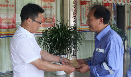 王大真到宜都園區(qū)、股份公司看望慰問基層黨員(圖4)