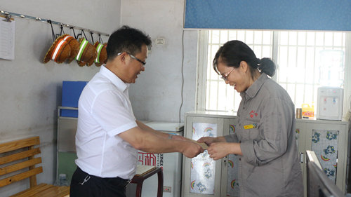 王大真到宜都園區(qū)、股份公司看望慰問基層黨員(圖5)