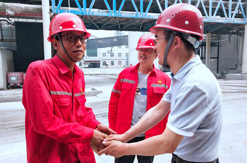 集團(tuán)領(lǐng)導(dǎo)看望慰問(wèn)離退休黨員、基層困難黨員和年輕黨員(圖2)