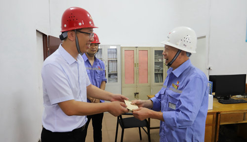 集團(tuán)領(lǐng)導(dǎo)看望慰問(wèn)離退休黨員、基層困難黨員和年輕黨員(圖5)