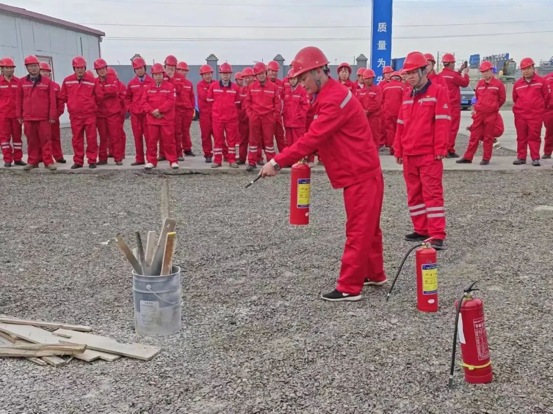 新疆項目部開展火災事故專項預案應急救援演練(圖4) 新疆項目部開展火災事故專項預案應急救援演練(圖4)