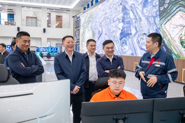 黃智華一行到新疆宜化和新疆宜化礦業(yè)調(diào)研(圖1)