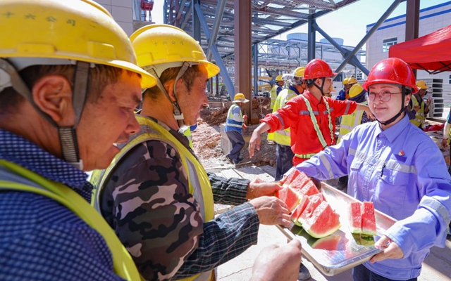 酷暑送清涼，關(guān)懷沁人心！宜化田家河園區(qū)全力保障職工高溫作業(yè)安全(圖1)