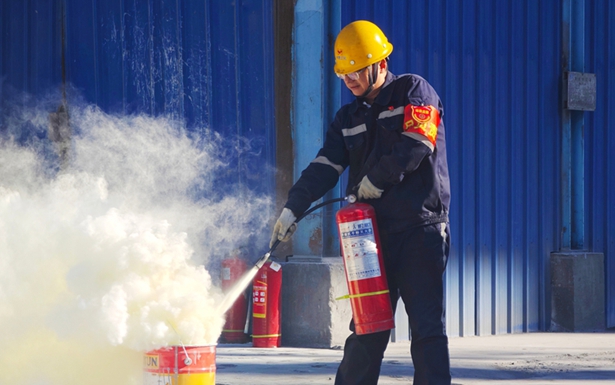 以練促防！內(nèi)蒙古宜化開展消防技能比武活動(dòng)(圖1)