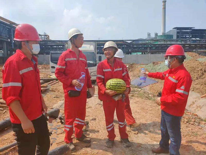 化機(jī)公司開展送清涼活動(dòng)(圖3) 圖片