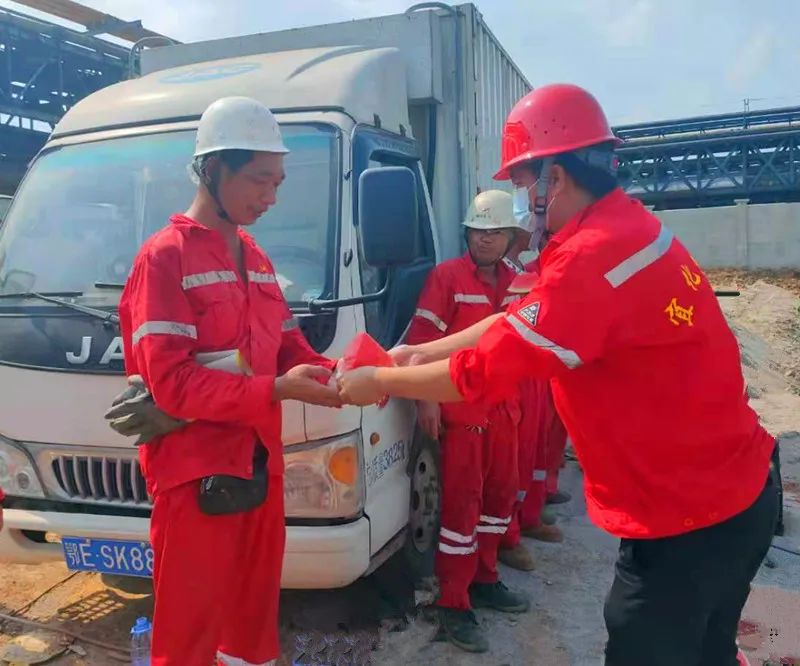 化機(jī)公司開展送清涼活動(dòng)(圖4) 圖片