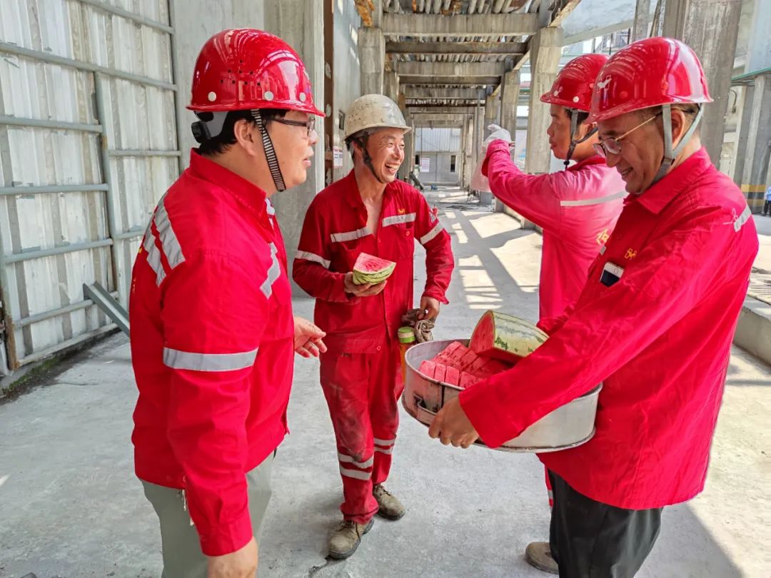 化機(jī)公司開展送清涼活動(dòng)(圖2) 圖片